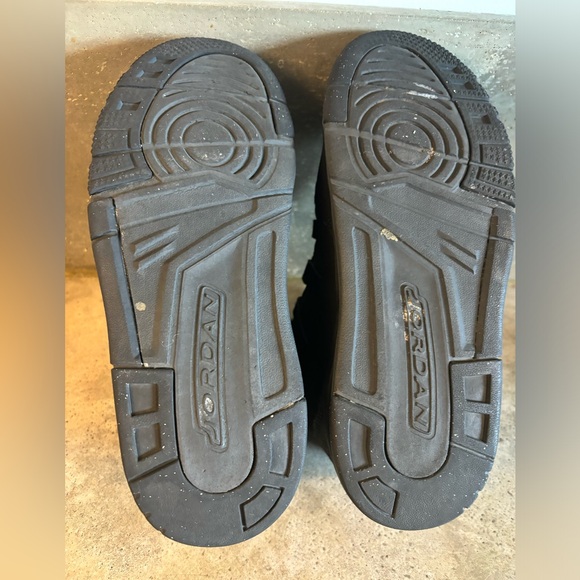 Nike Air Jordan Max Aura Triple Black Mid Size Youth 3 Black On Black Jordans - Picture 12 of 12